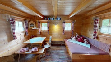 4 makuuhuonetta, vauvan matkasÀnky, ilmainen Wi-Fi