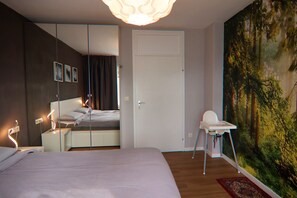 2 bedrooms, travel crib, free WiFi
