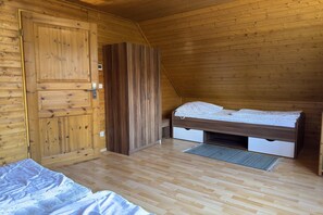 A wooden-paneled room with a bed, a wardrobe, and a bench. - Blockhaus, Bad Sachsa (Bad Sachsa)