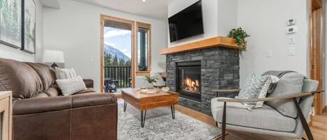 Una Smart TV, una chimenea