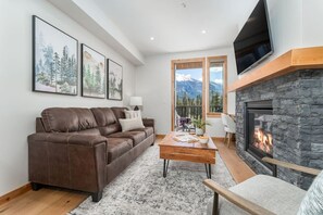 Smart TV, fireplace