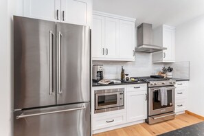 Køleskab, mikrobølgeovn, ovn, kogeplade