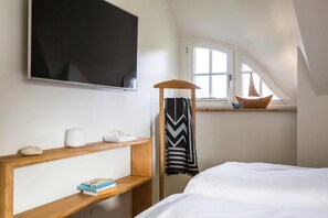 2 bedrooms, iron/ironing board, travel cot, free WiFi