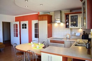 Fridge, microwave, stovetop, coffee/tea maker - Apartment in Ustka near Baltic Sea Beach (Ustka)