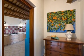 Microondas, horno, lavavajillas y cafetera y tetera 