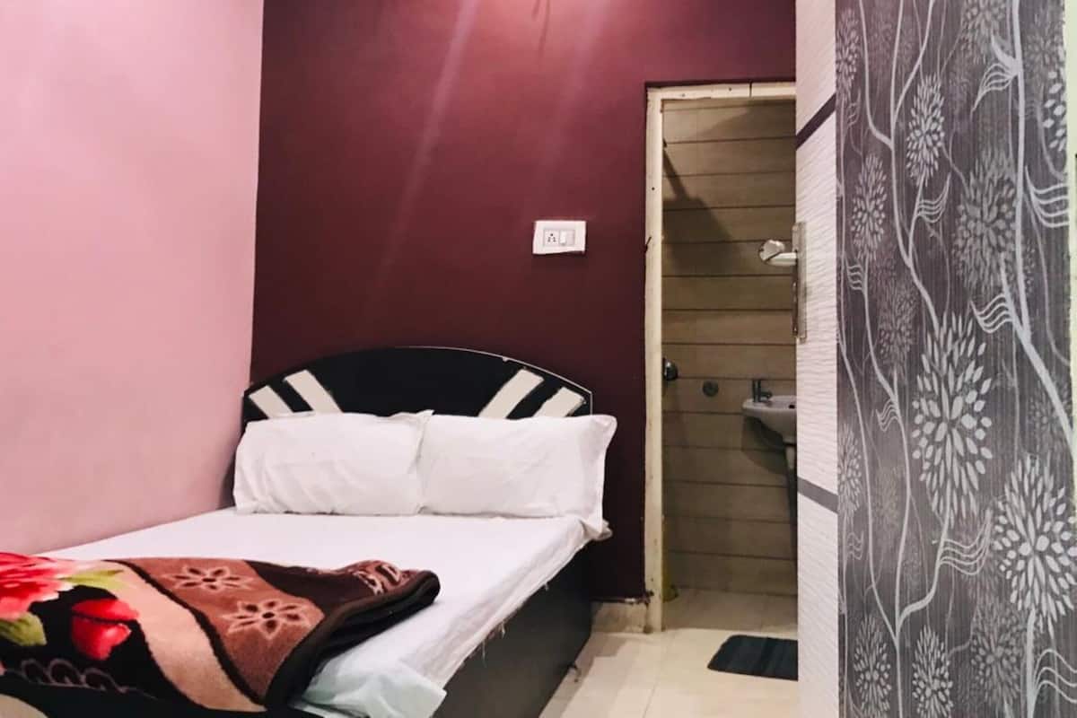Hypo-allergenic bedding, free WiFi, bed sheets
