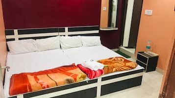 Hypo-allergenic bedding, free WiFi, bed sheets