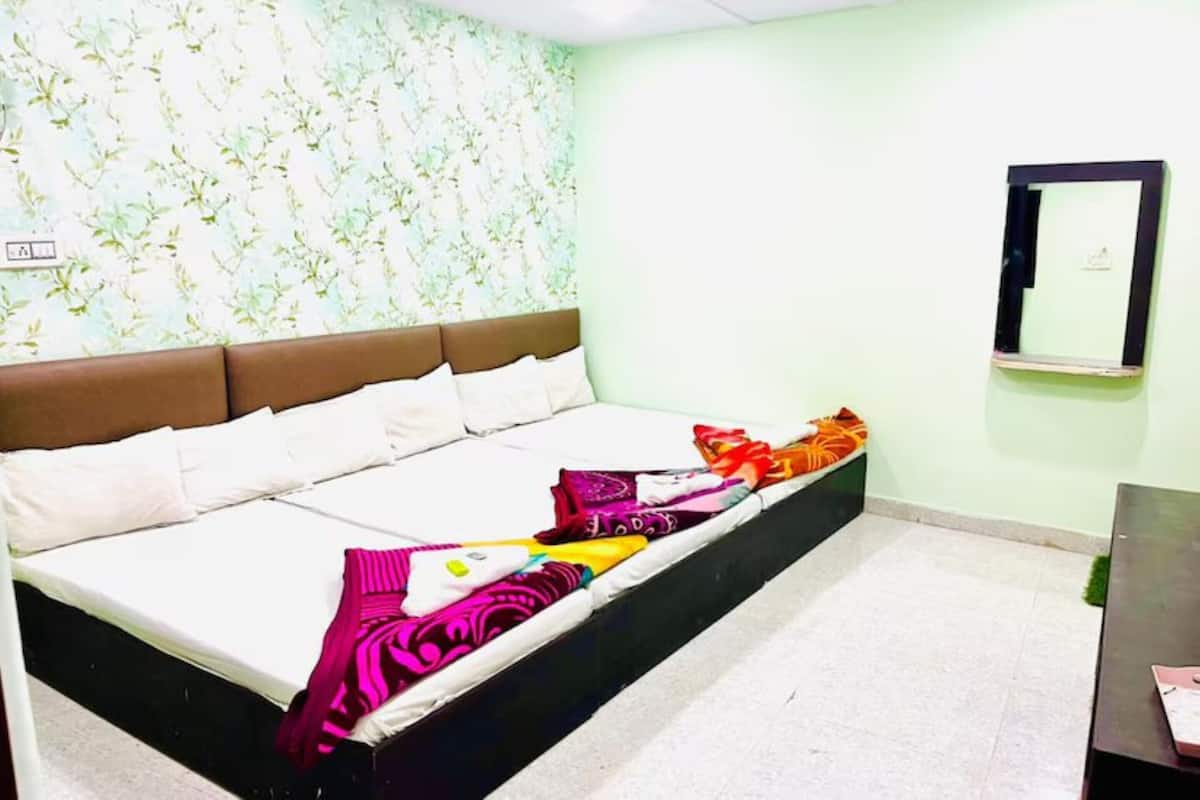 Hypo-allergenic bedding, free WiFi, bed sheets