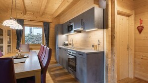 Una cucina moderna con mobili grigi, forno integrato e forno a microonde.