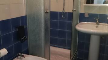 Asciugacapelli, asciugamani, sapone, carta igienica