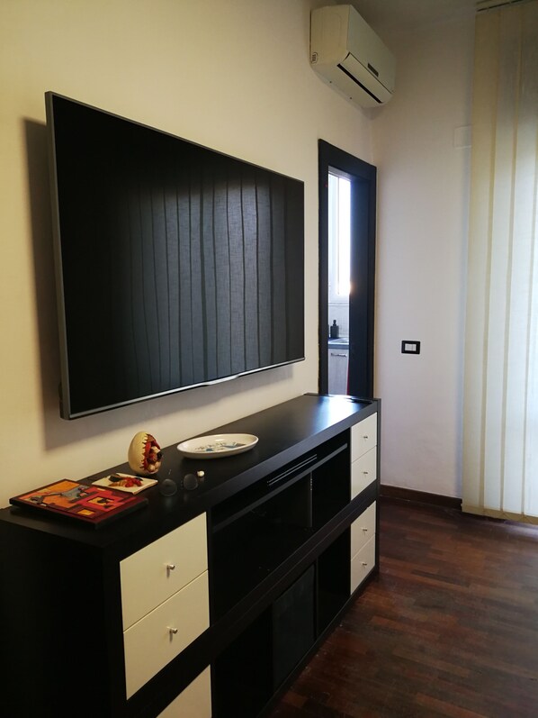 Interior - Zoe's House is a 5-minute walk from the Metro and 1km from the National Museum (Napoli)