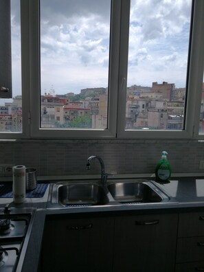 Microwave, oven, stovetop - Zoe's House is a 5-minute walk from the Metro and 1km from the National Museum (Napoli)