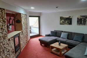 Téléviseur connecté, table de baby-foot, livres