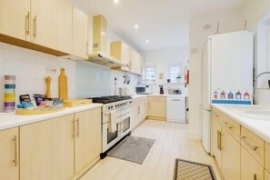 Family Villa | Private kitchen | Full-size fridge, microwave, oven, stovetop
