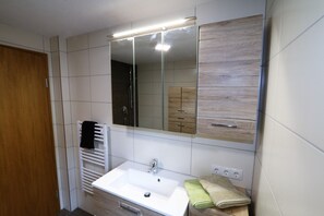 Shower - Farmhouse in Tobadill with Mountain Views (Tobadill)