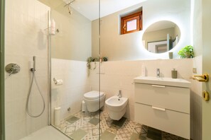 Apartment | Bathroom | Shower, hair dryer, bidet, towels - Panorama Lake and Garden by Wonderful Italy (Bellagio)