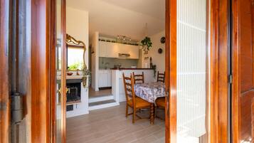 Apartamento | Cocina privada | Frigorífico, horno, placa de cocina y hervidor eléctrico