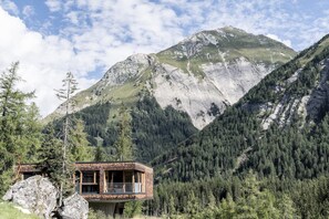 Perched among the trees, this mountain lodge offers a balcony with a view of the surrounding forest and mountain slopes.