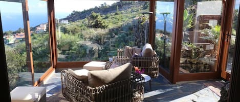 Smart TV, fireplace, DVD player