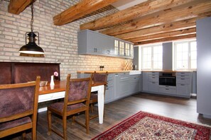 Frigorífico, horno, placa de cocina y lavavajillas