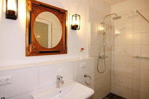 Shower, hair dryer - Ferienhaus Birgit, Wendorf (Wendorf)