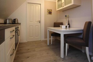 Een koelkast, een oven, een kookplaat, een vaatwasser