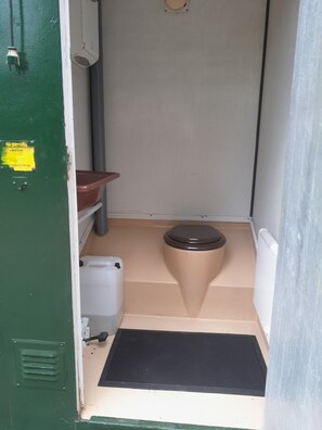 Douche, savon, papier toilette