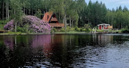 Mysig och Rofylld Stuga vid sjö