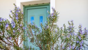 A door with a green frame and a light fixture above it. - Jokos House in Roda With 2 Bedrooms and 2 Bathrooms (Corfu)