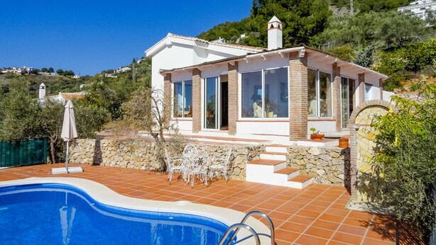 Une villa moderne dotée d’une piscine, d’un escalier en pierre et d’une terrasse aménagée avec du mobilier d’extérieur.