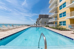 A heated pool - Driftwood Escape at The Aruba - Pool/Hot tub open! (Daytona Beach)
