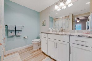 Dusj, hårføner og håndklær