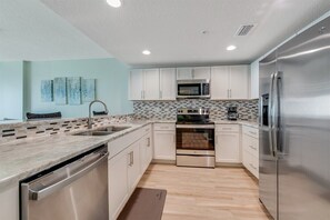 Coffee/tea maker, cookware/dishes/utensils - Driftwood Escape at The Aruba - Pool/Hot tub open! (Daytona Beach)