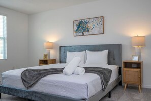 3 bedrooms, iron/ironing board, travel crib, free WiFi - Captivating Family House - Resort Access (Davenport)