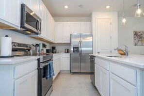 Køleskab, mikrobølgeovn, ovn, kogeplade