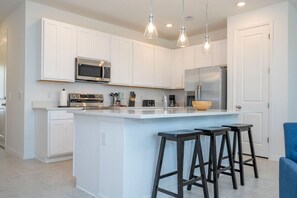 雪櫃、微波爐、焗爐、爐具