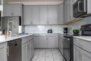 Een koelkast, een microgolfoven, een oven, een kookplaat