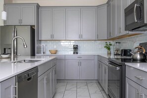 雪櫃、微波爐、焗爐、爐具