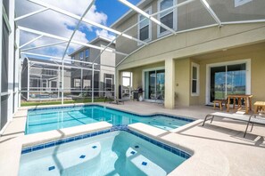 Een verwarmd zwembad