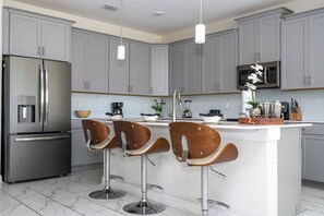 冷蔵庫、電子レンジ、オーブン、コンロ