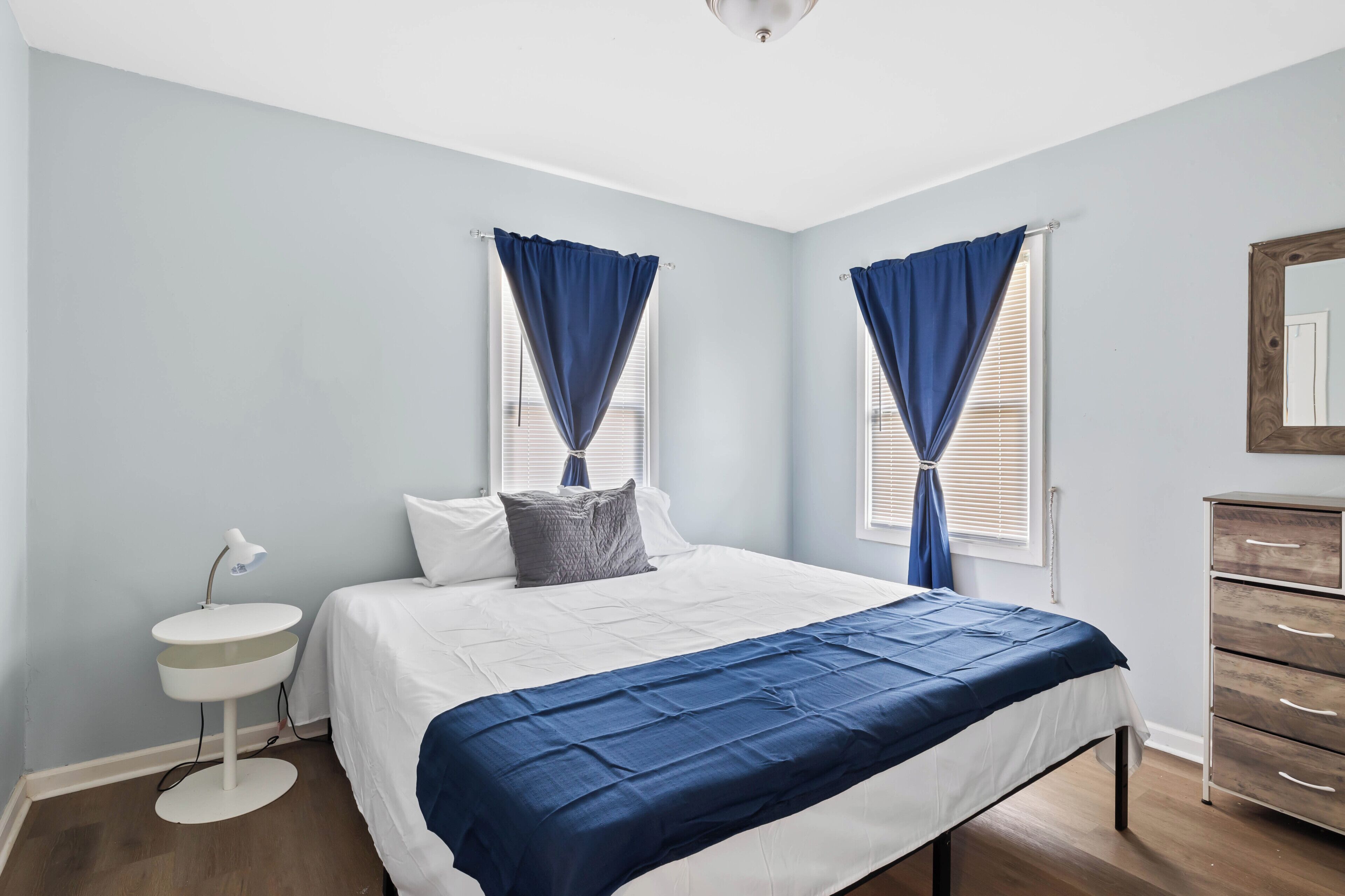 3 makuuhuonetta, työpöytä, silitysrauta/-lauta, vauvan matkasänky