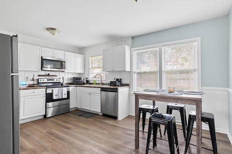 Fridge, microwave, oven, stovetop. Cozy Ranch 15 Min to Raleigh Downtown and 15 to Fuquay-Varina Downtown