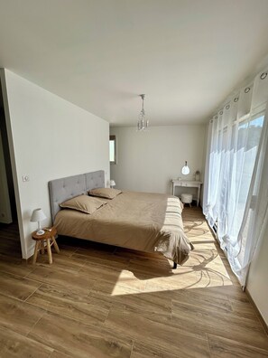 3 chambres, bureau, fer et planche à repasser, accès au Wi-Fi (inclus)