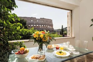 Dining - 
Luxurious Apartment Overlooking the Colosseum  (Roma)