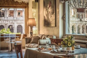 Interior - 
Luxurious Apartment Overlooking the Colosseum  (Roma)