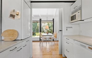 Kylskåp, spishäll, diskmaskin och kaffe- och tebryggare