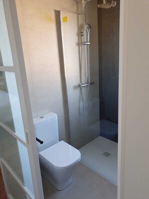 Een douche, een haardroger, handdoeken, zeep