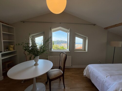 Classical summer villa in San Sebastian, splendid views of the sea and the city