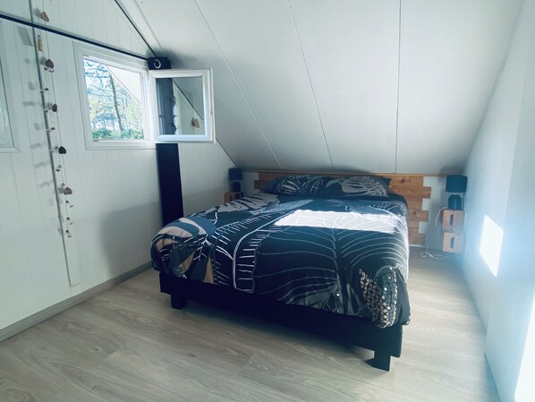 2 bedrooms, bed sheets - Naturist chalet at La Jenny, at the foot of the ocean (Le Porge)