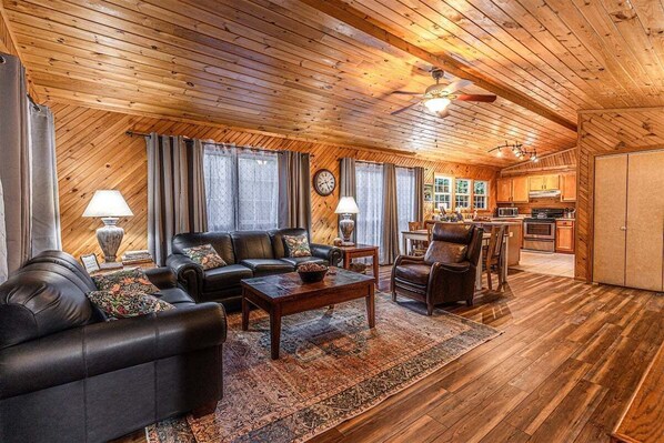 TV, fireplace, DVD player, books - Escape to the serene Diamond Creek Cabin (Bryson City)